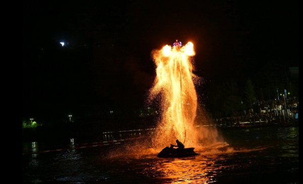 配资坊 嘉陵江三面环绕，四川阆中古城“五一”大假水上游持续火爆