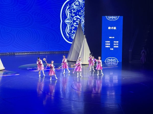易盛通 《纳西敬酒歌》热情唱响，少数民族师生带来原生态歌舞表演，展现多元文化魅力