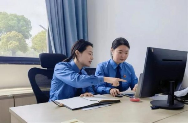 智慧财讯 为何“老赖”还能坐一等座出行？